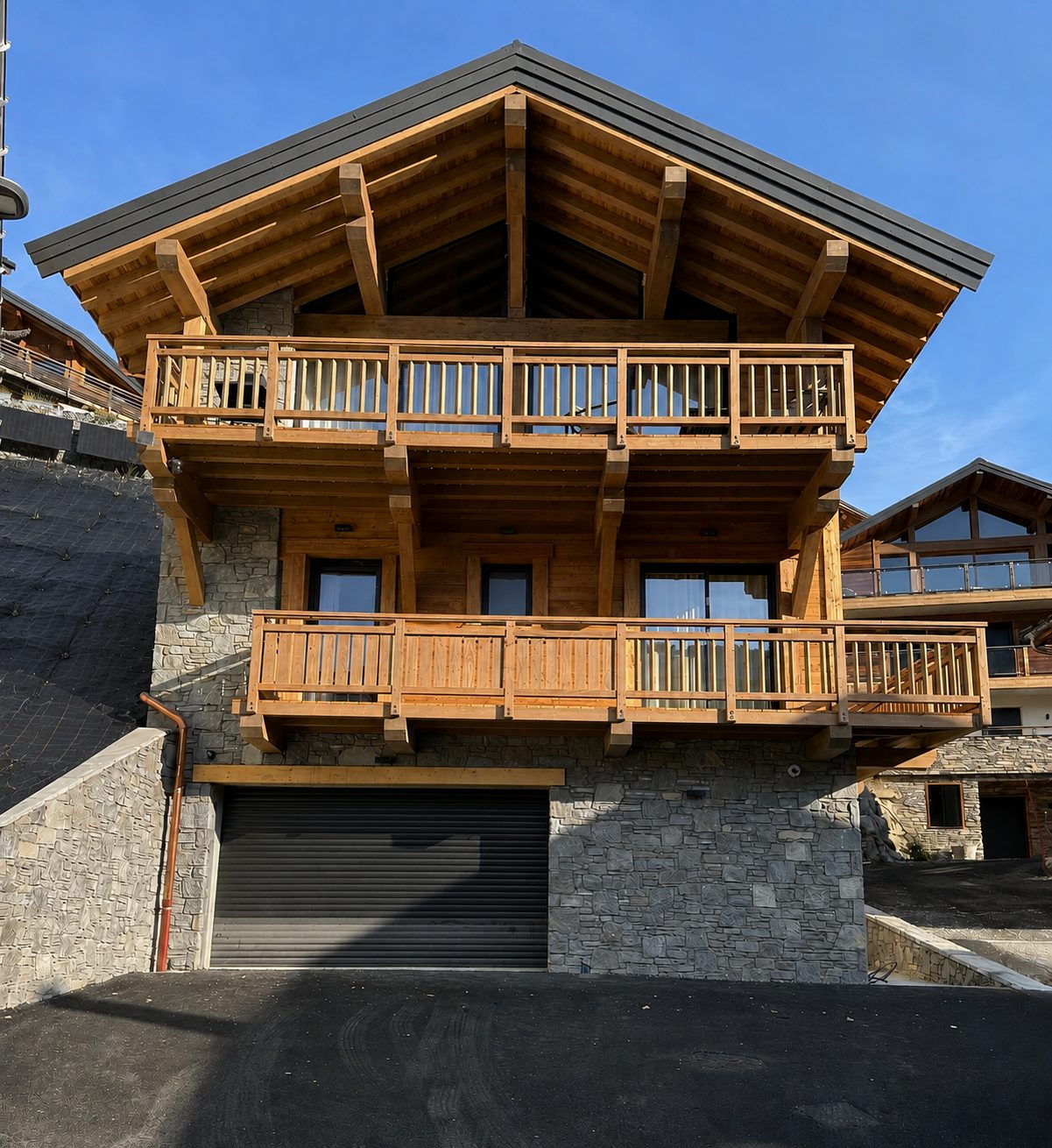 Façade en bois et pierre du chalet Alkimia à Valloire